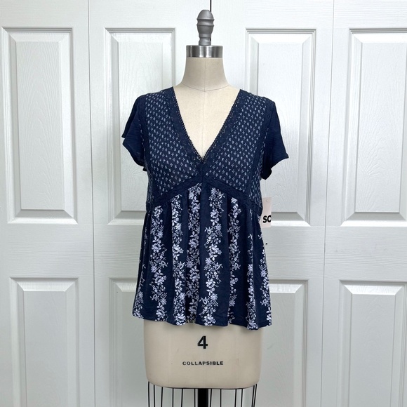 NWT - Women's Flowy Floral Babydoll Peplum Short Sleeve Top - NWT - Picture 3 of 9